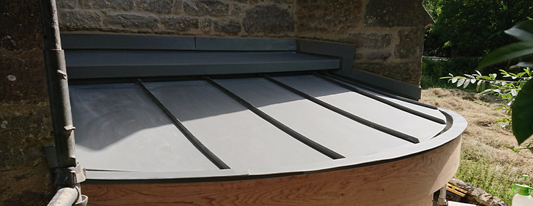 Travaux de zinguerie à Arnouville et dans tout le Val d'Oise (95) – Installation et Réparation de Gouttières et Systèmes d'Évacuation